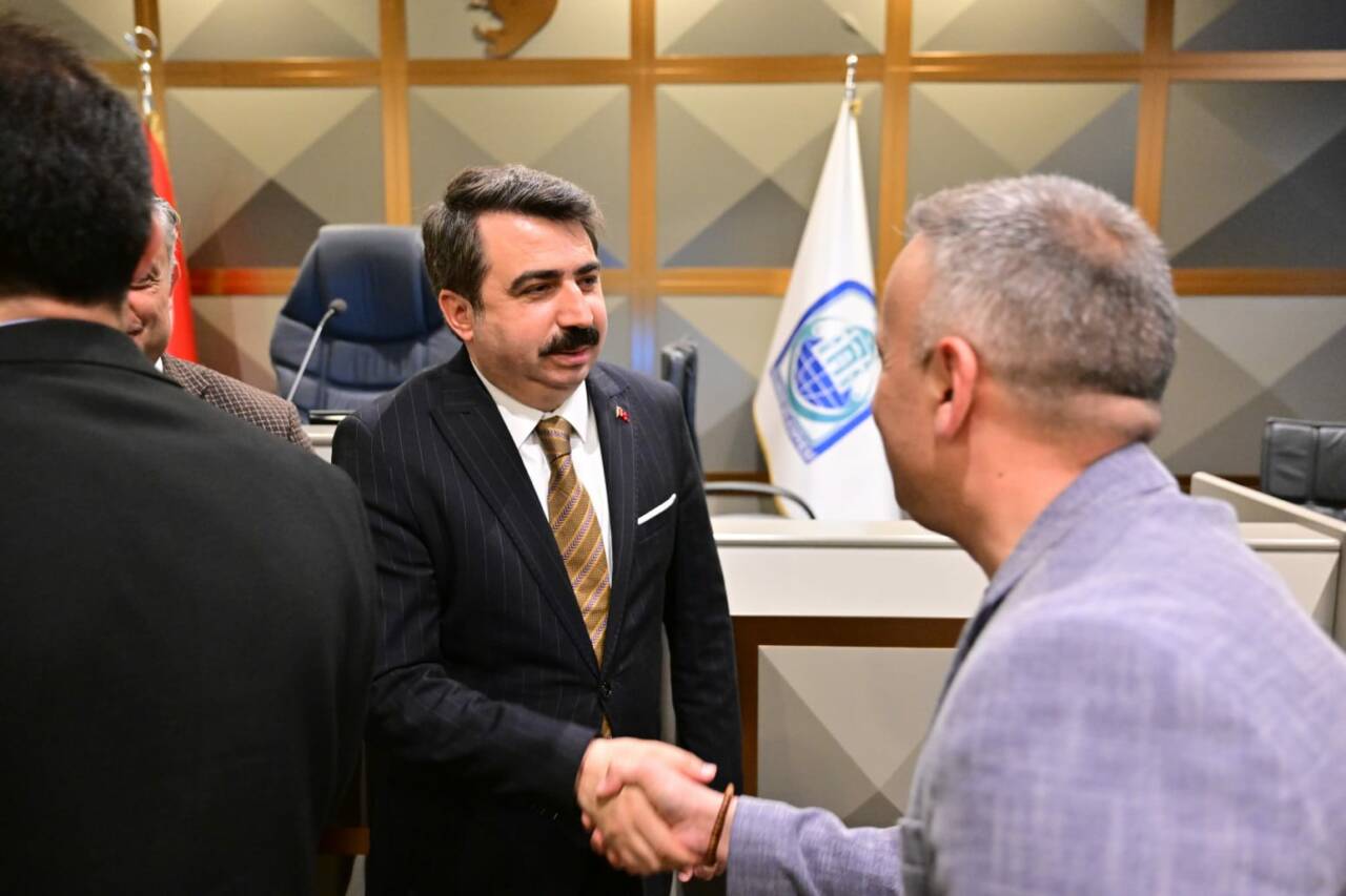 Başkan Oktay Yılmaz, belediye personeliyle bayramlaştı 3 Başkan Oktay Yılmaz, belediye personeliyle bayramlaştı