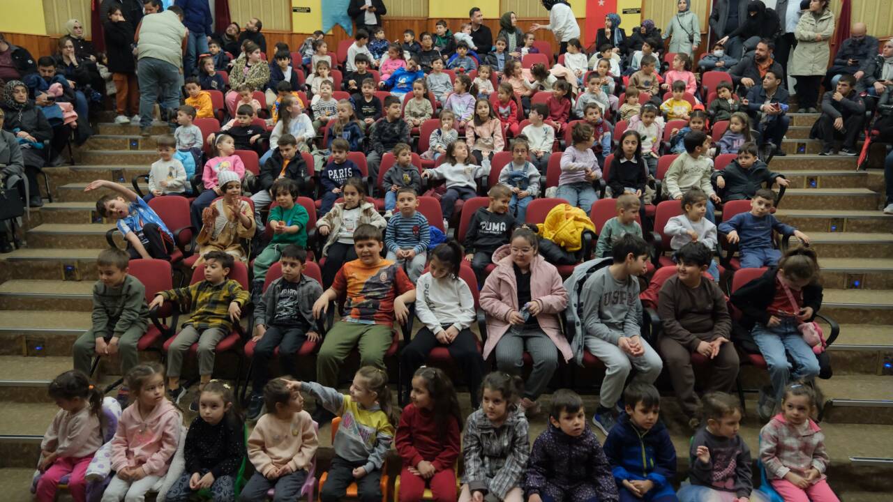 YILDIRIMLI ÇOCUKLAR HACİVAT VE KARAGÖZLE BULUŞTU