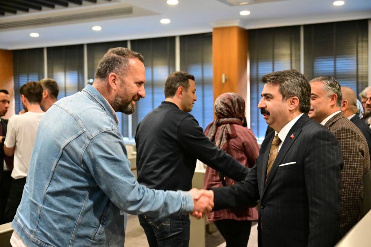 Başkan Oktay Yılmaz, belediye personeliyle bayramlaştı 5 Başkan Oktay Yılmaz, belediye personeliyle bayramlaştı