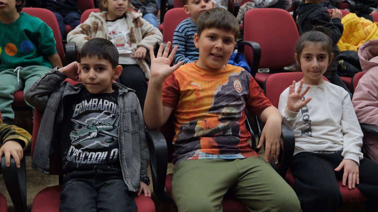 YILDIRIMLI ÇOCUKLAR HACİVAT VE KARAGÖZLE BULUŞTU