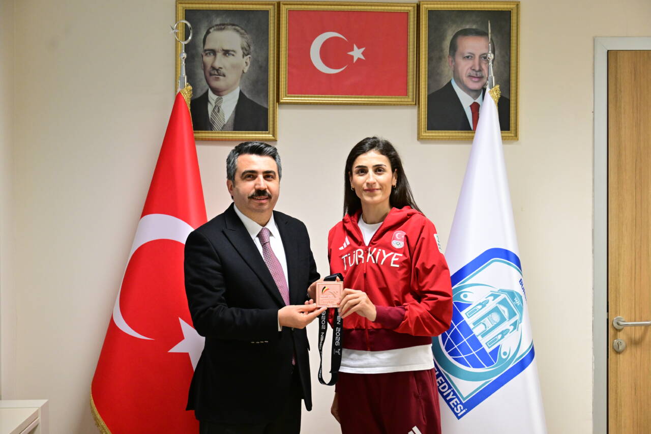 [ BASIN BÜLTENİ- FOTOĞRAFLI ] YILDIRIMLI HATİCE KÜBRA İLGÜN AVRUPA'DA KÜRSÜDE