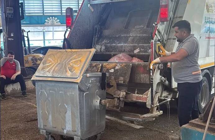 Bursa Nilüfer Belediyesi bayram boyunca sahada Kurban Bayramı süresince halk sağlığını korumak ve kent temizliğini sağlamak