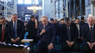 Cumhurbaşkanı Recep Tayyip Erdoğan, cuma namazını Ayasofya Camii'nde kıldı. İstanbul'un
