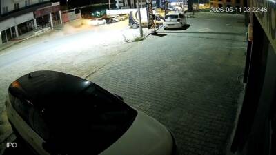Bursa’da direksiyon başında uyuyakalan sürücü, park halindeki araçlara çarptı. O