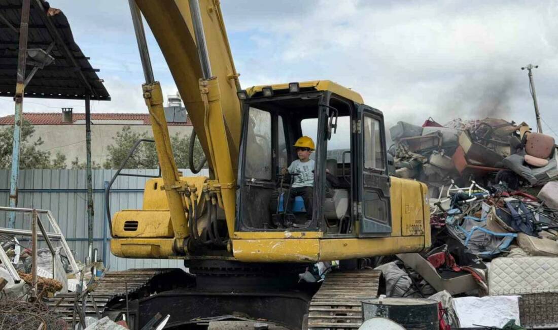 Yer: Bursa… Henüz 6 yaşında! Oyuncağını değil, gerçeğini kullanıyor İznik'te 6 yaşındaki Hasan Efe Dikçal, babasının geri dönüşüm şirketinde