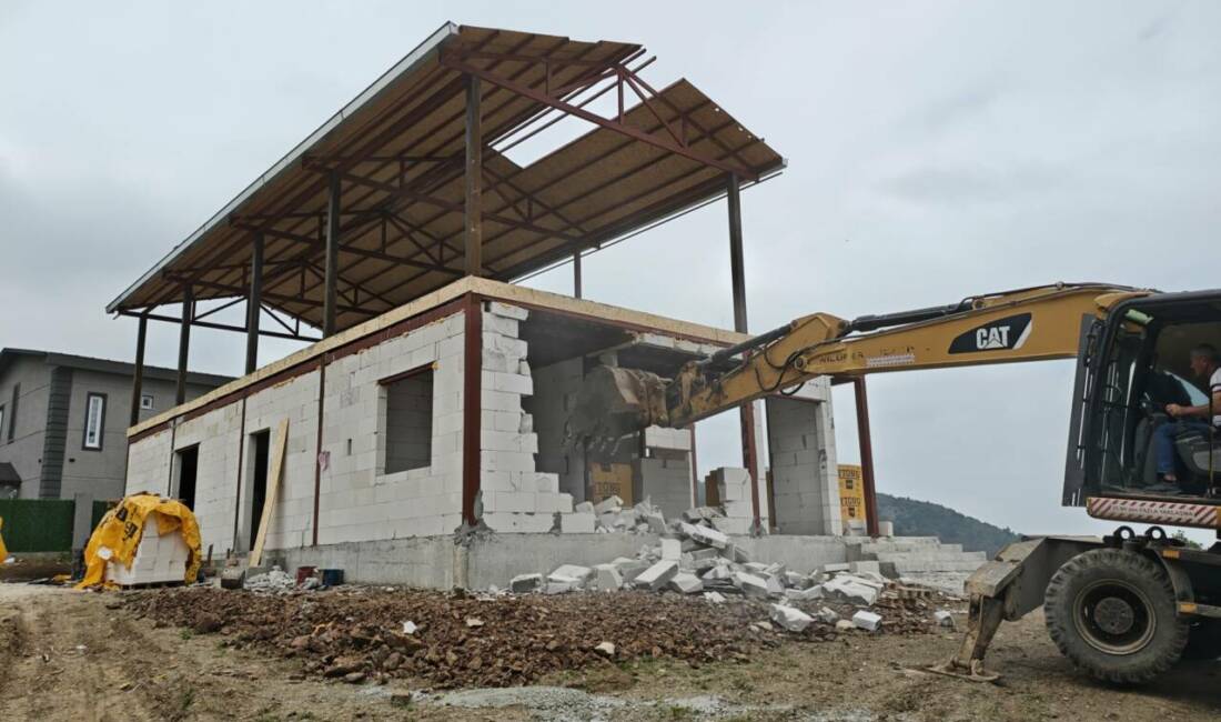 Nilüfer Belediyesi yıkım ekipleri, tarım alanları üzerine ruhsatsız inşa edilen