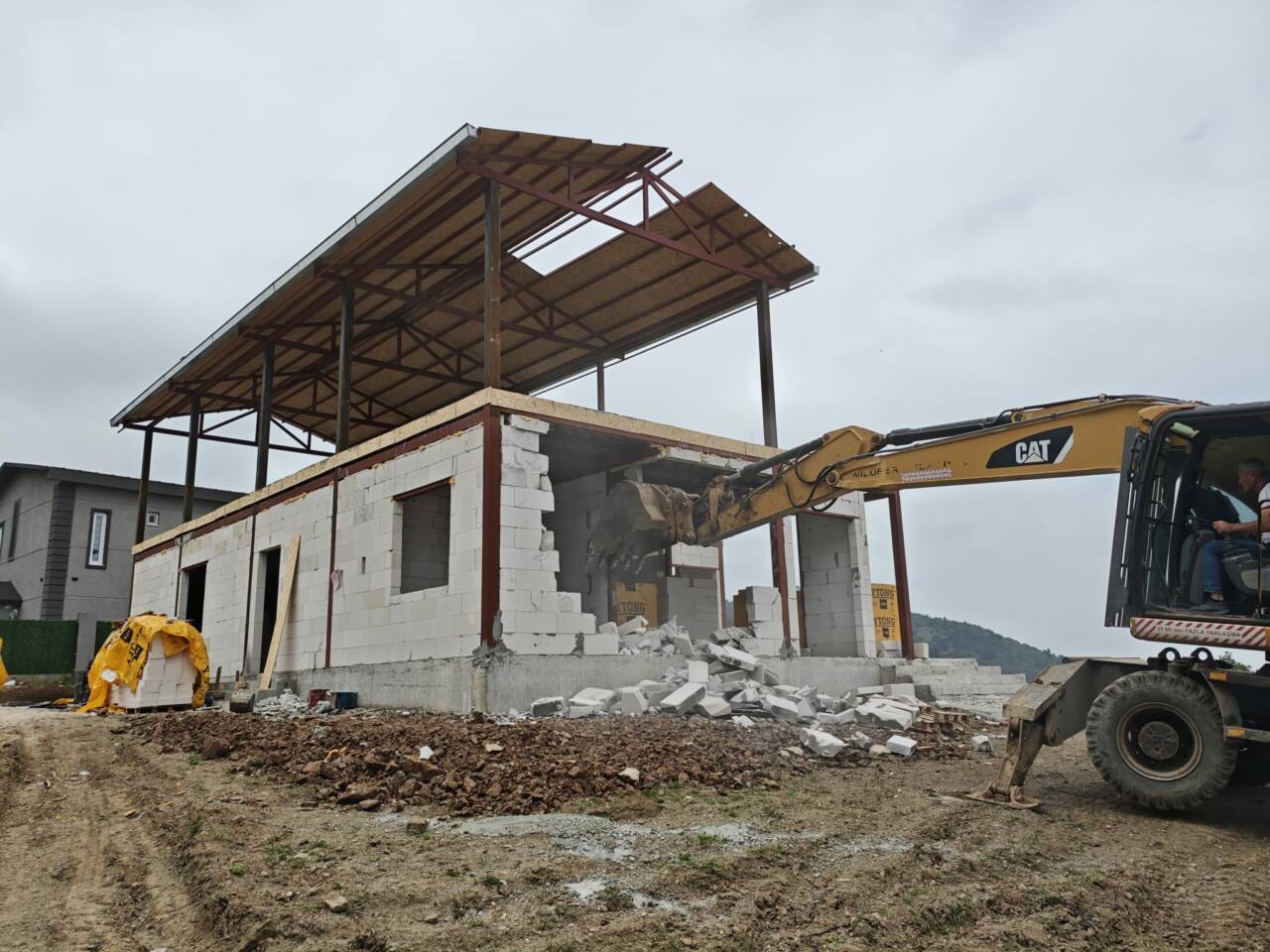 Bursa'da kaçak yapıya darbe! 3 yikim 1