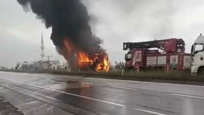 Sakarya’nın Hendek ilçesinde seyir halindeyken motor kısmından alev alan yolcu