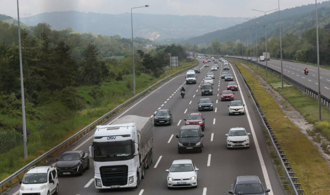 Yollarda bayram hareketliliği Anadolu Otoyolu'nun Bolu, Sakarya ve Düzce kesiminde Kurban Bayramı tatili