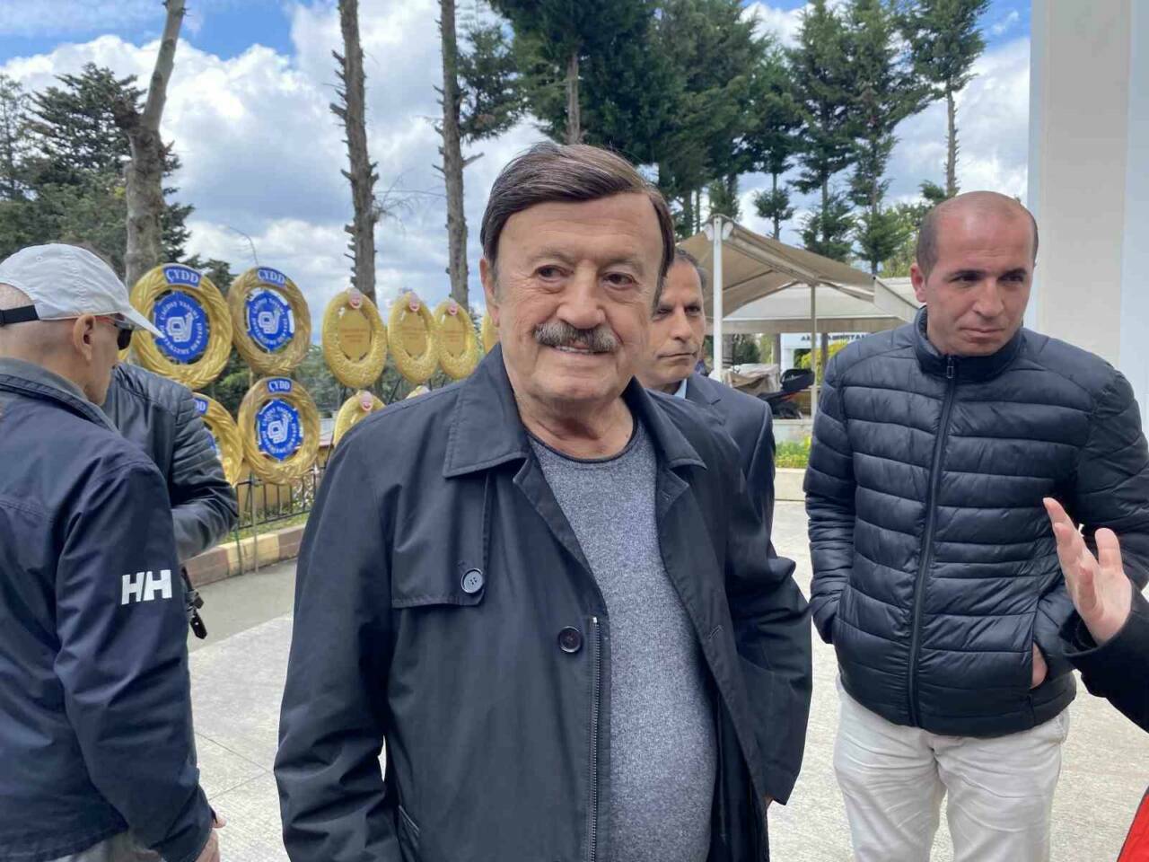 Zerrin Özer'in ablası sanatçı Tülay Özer'e son veda 3 zerrin ozerin ablasi sanatci tulay ozere son veda ddf7a03c97a9