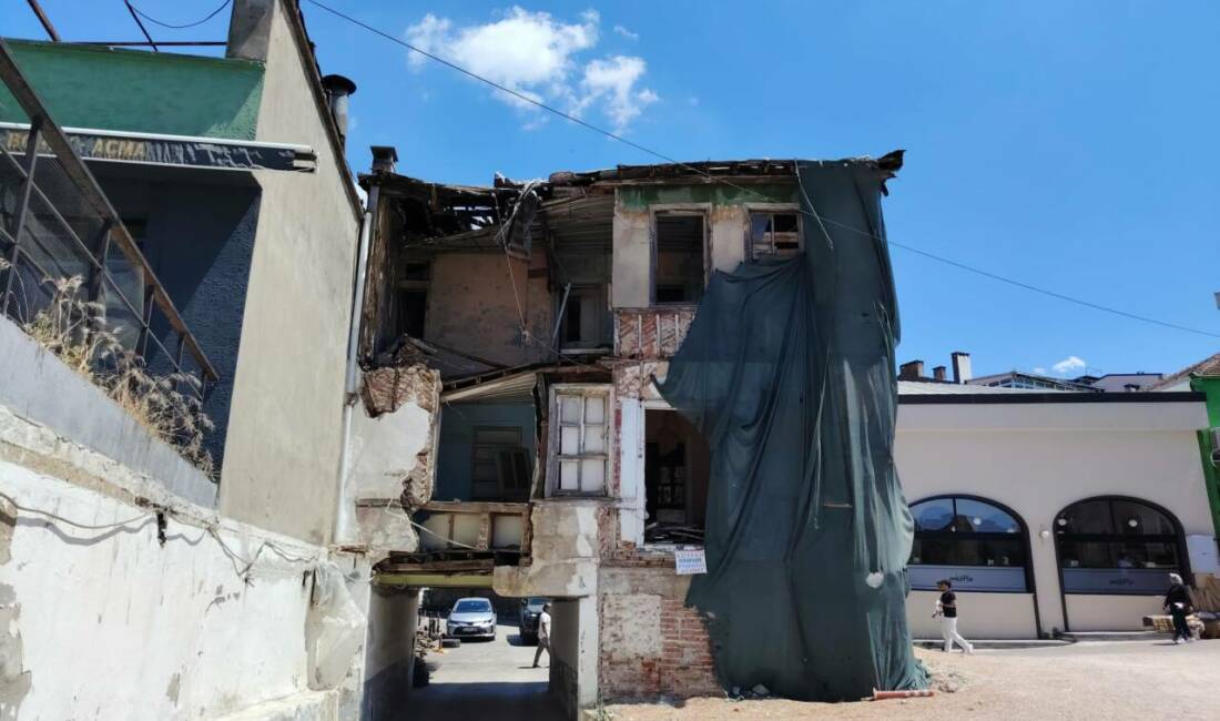 ​Bursa merkezinde kaderine terk edilen 150 yıllık tarihi metruk bina,
