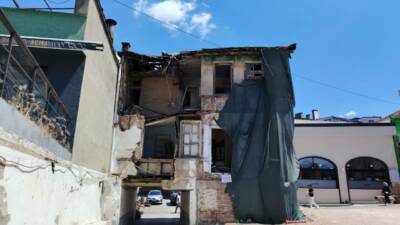 ​Bursa merkezinde kaderine terk edilen 150 yıllık tarihi metruk bina,