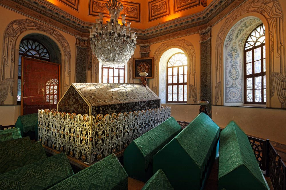 Bursa'da gezilebilecek tarihi yerler nereler? 3 090osman gazi turbesi 1000x667 1
