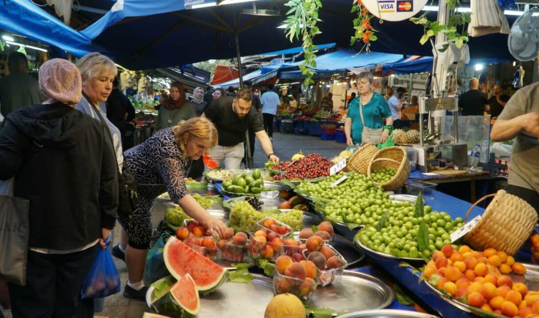 Bursa’da pazar tezgahlarına yaz geldi! İşte en pahalı ve en ucuz ürünler… Bursa’nın tarihi ve köklü alışveriş noktalarından biri olan Tuz Pazarı’nda,