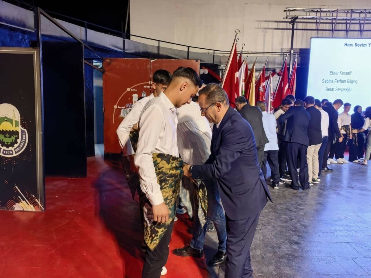 1100 yil onceki gelenekle mezun oldular 427b629b9e69