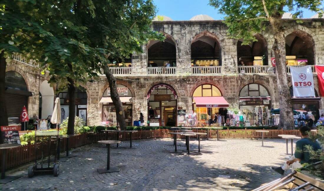 ​Bursa’nın kalbi konumundaki tarihi hanlar bölgesinin en önemli simgelerinden biri