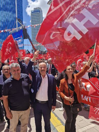 2 yazi icin ankarada hayri turkyilmaz ve gulbahar turkyilmaz cifti kemal kilicdaroglu icin bayrak salladilar361448hwcrs