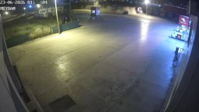 Ankara'nın Polatlı ilçesinde kamyona çarpan otomobildeki 4 kişi yaşamını yitirdi.