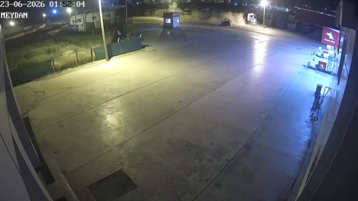 Ankara'nın Polatlı ilçesinde kamyona çarpan otomobildeki 4 kişi yaşamını yitirdi.