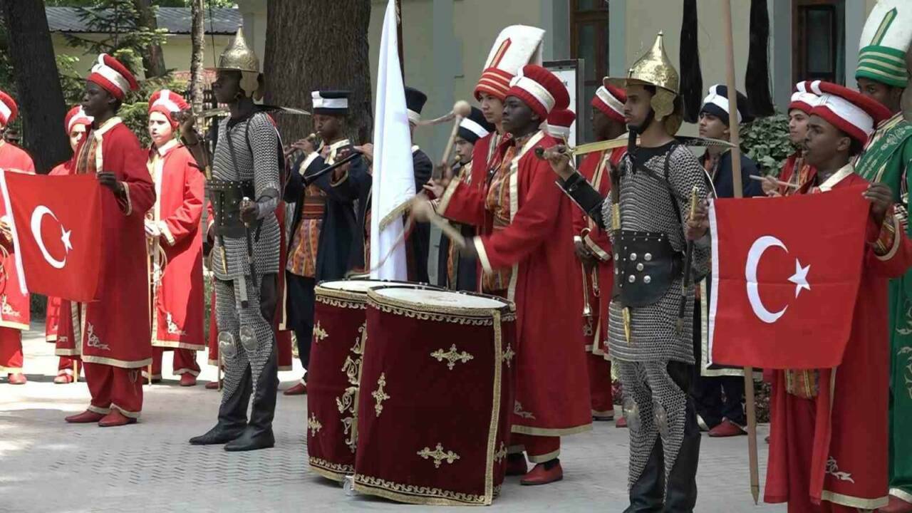 Bursa'da asırlık gelenekte buluştular! 3 25 ulkeden ogrenciler ayni safta mehterle kultur koprusu kurdular a9f6ec1ecf12