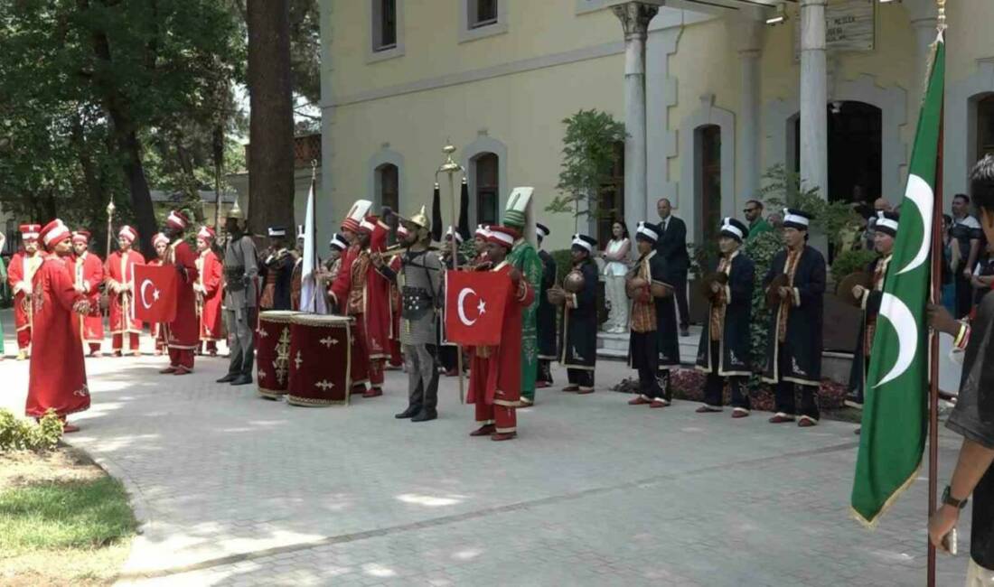 Bursa’da asırlık gelenekte buluştular! Bursa’da 25 farklı ülkeden gelen öğrenciler, Osmanlı’nın asırlık mehter geleneğinde