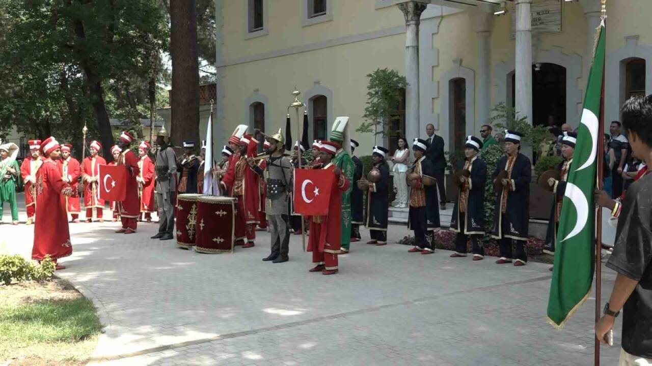 Bursa'da asırlık gelenekte buluştular! 4 25 ulkeden ogrenciler ayni safta mehterle kultur koprusu kurdular e2c0aa5399dd