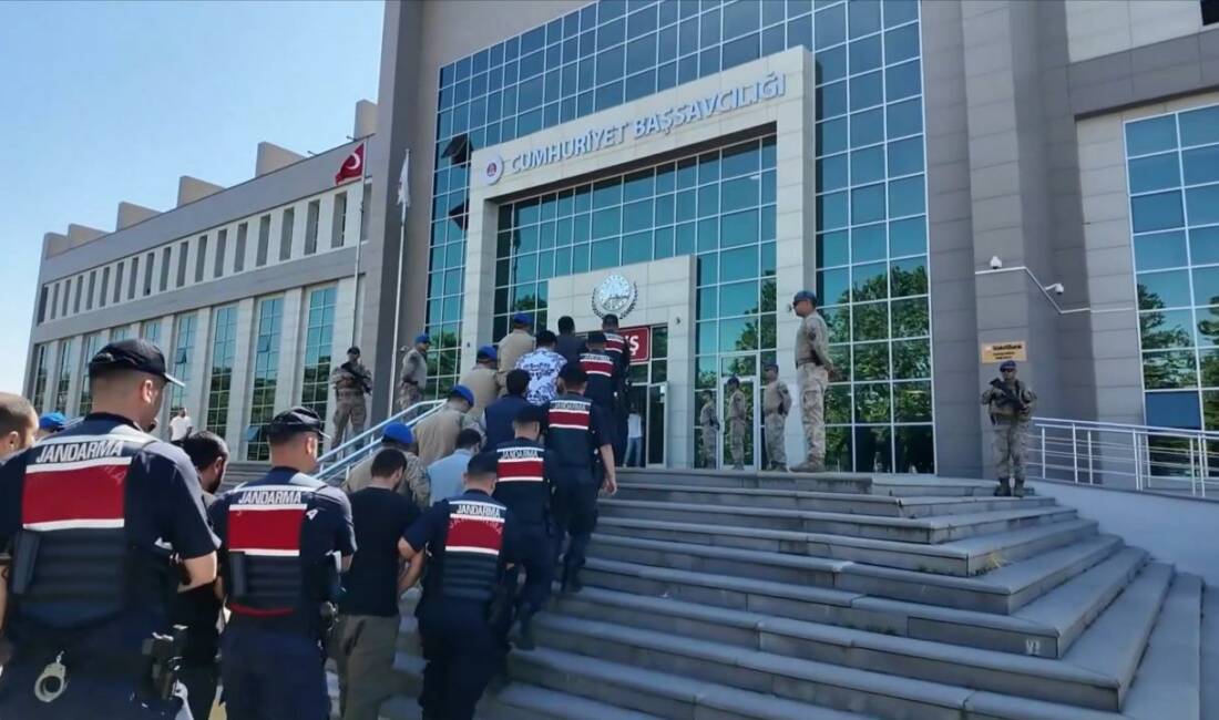 26 ilde DEAŞ operasyonu: 70 şüpheli yakalandı İçişleri Bakanlığı, 26 ilde terör örgütü DEAŞ'a yönelik düzenlenen operasyonlarda