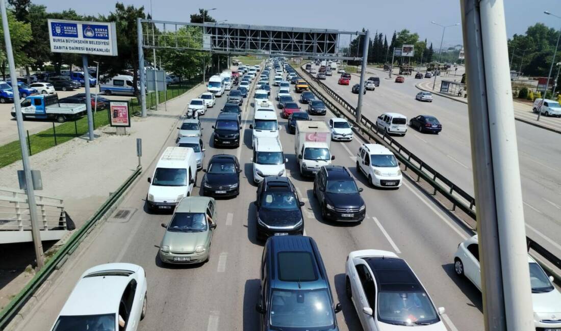 Bursa’da cumartesi trafiği; Yollar kilit! Bursa’da hafta sonu, dışarı çıkan vatandaşlar için çileye dönüştü.