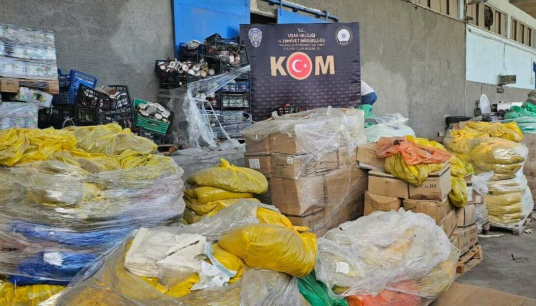 Uşak'ta bir gıda deposuna yapılan denetimde ele geçirilen 30 ton