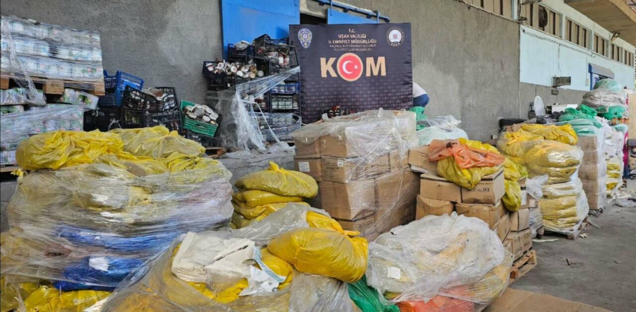 30 ton bozulmus cikolata ve konserve ele gecirildi a279b3391a95