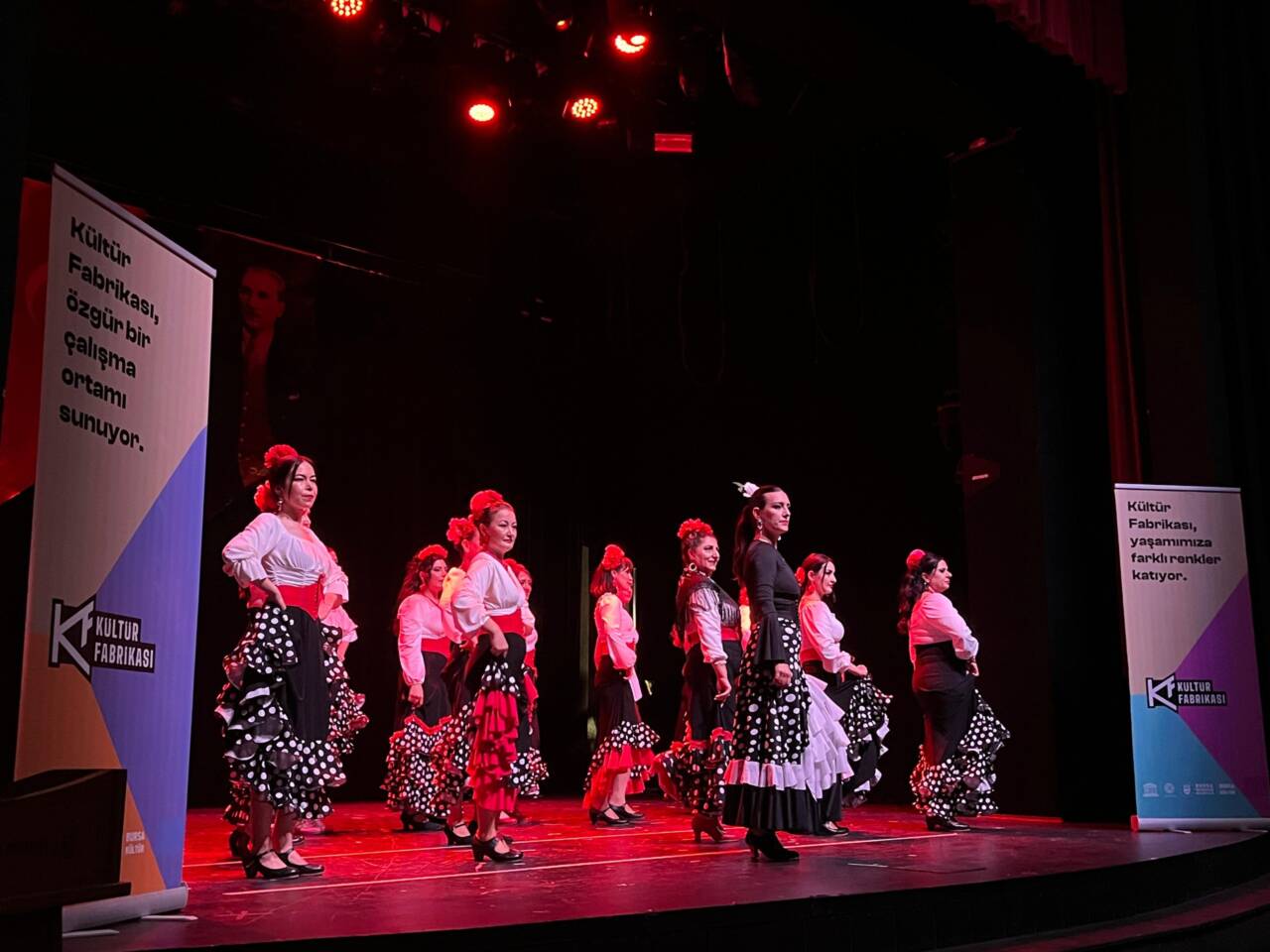 Bursa’da sanat dolu final! Aylar süren emekler sahnede buluştu Bursa Büyükşehir Belediyesi'nin Kültür Fabrikası projesi kapsamında, 300 kişinin katıldığı