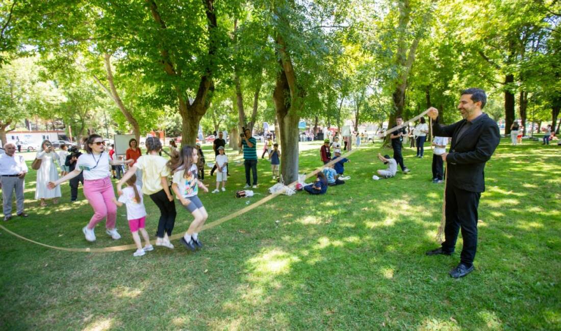 Bursa’da çocuklar sokak oyunlarıyla doyasıya eğlendi! Bursa Büyükşehir Belediyesi, 17’ncisi gerçekleştirilen Sokak Oyunları Şenliği ile unutulmaya