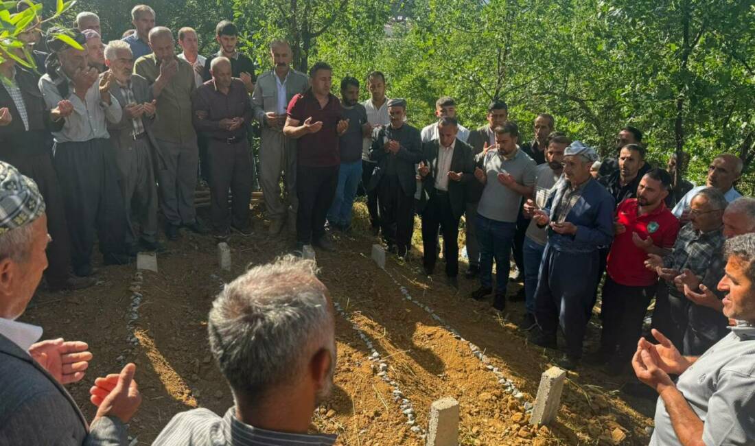 4 cenaze yan yana! Gözyaşları sel oldu Hakkari'nin Şemdinli ilçesinde dün eşi tarafından öldürülen kadın ile aynı
