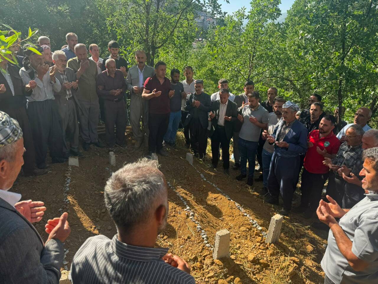 4 cenaze yan yana! Gözyaşları sel oldu 2 4 cenaze yan yana gozyaslari sel oldu 2f49db43de92