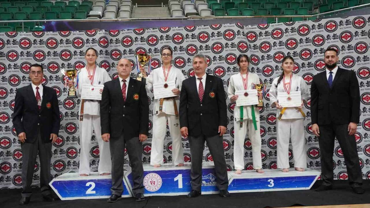 4 ülkeden gelen 180 sporcu Bursa’da buluştu 2 4 ulkeden gelen 180 sporcu bursada bulustu d7d75c1a962f