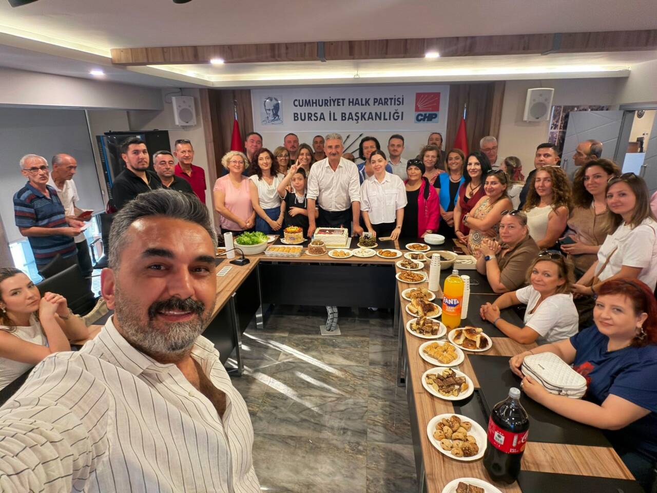 4 yazi icin nihat yesiltas 57 dogum gununu il baskanligindaki direniste kutladi37639qzrtoz