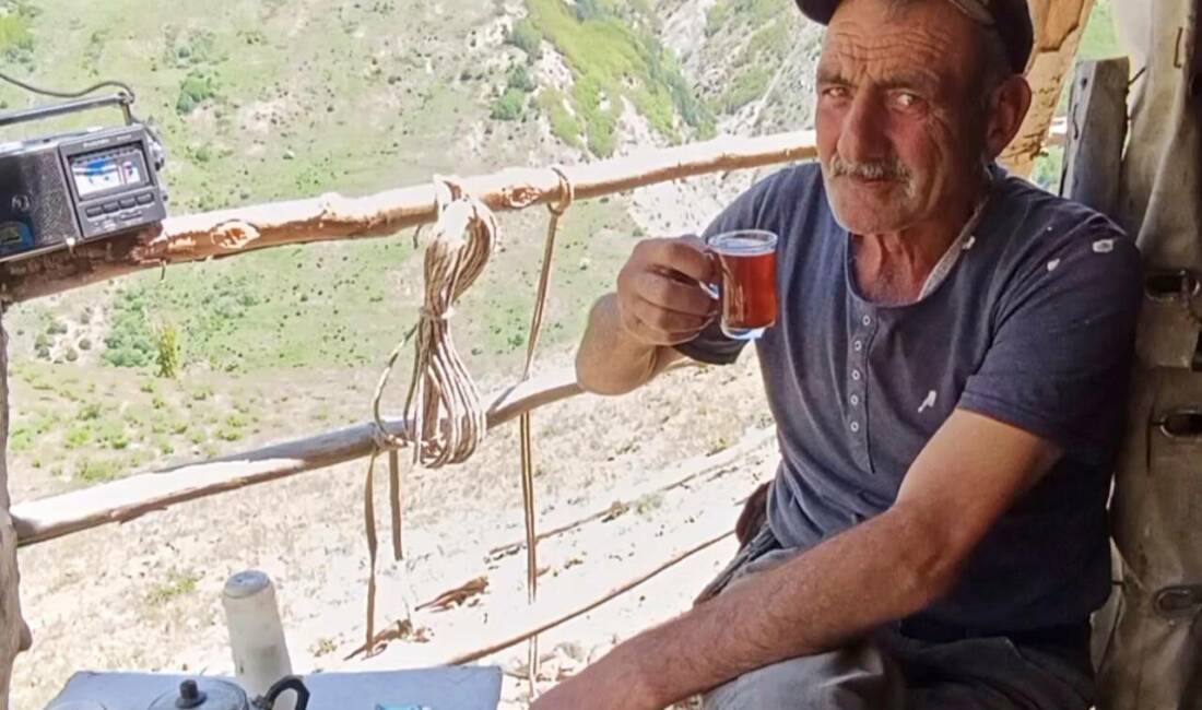 40 yıldır dağda tek başına yaşıyor Erzincan'da hayvancılıkla geçimini sağlayan İbrahim Aydemir (57), 40 yıldır, yılın