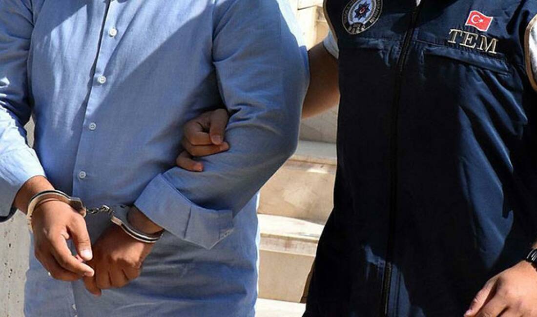 42 ilde FETÖ operasyonu: 128 tutuklama Son iki haftada FETÖ'ye yönelik düzenlenen operasyonlarda 237 şüpheli yakalandı.