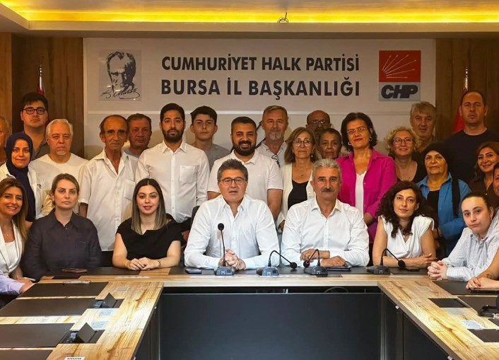 CHP Bursa teşkilatı yeni partiye mi geçiyor? İşte vedalaşma sinyali… Olay Gazetesi Yazarı Ahmet Emin Yılmaz, CHP Bursa teşkilatında yaşanan