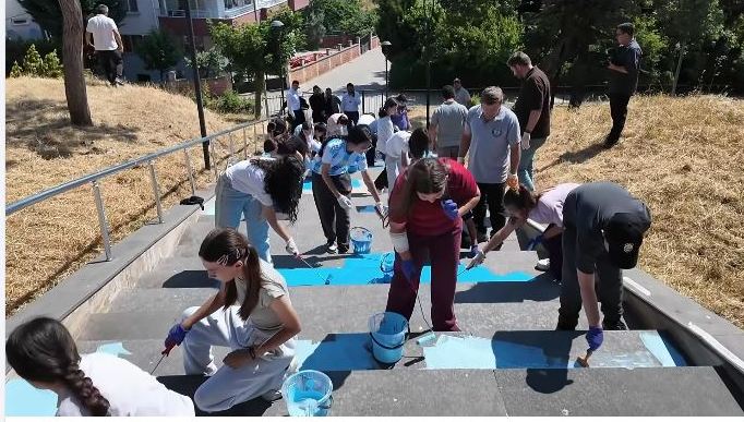 6 yazi icin babasultan parki merdivenlerini yenisehir toki ortaokulu ogrencileri maviye boyadi ercan ozel37726phqfzv