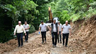Bursa Orman Bölge Müdürlüğü yetkilileri, yapımı süren orman yolu çalışmalarını