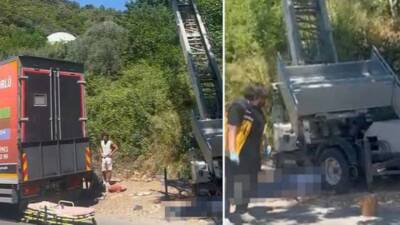 Antalya''nın Kemer ilçesinde ev eşyası taşımak için kurdukları asansörün, elektrik