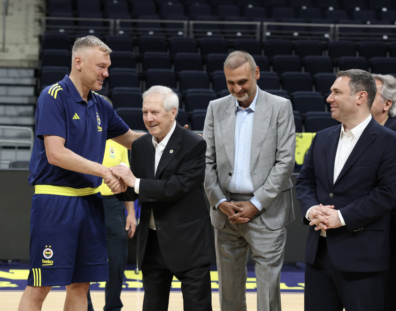 Fenerbahçe Başkanı Yıldırım'dan basketbol takımına moral ziyareti 1 9e800a32 e13b 422e 9483 f88fd9cb9818