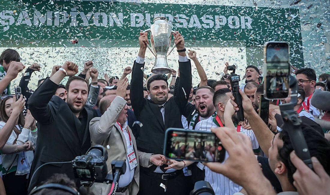 Bursaspor Başkanı Enes Çelik, forvet transferiyle ilgili konuştu.