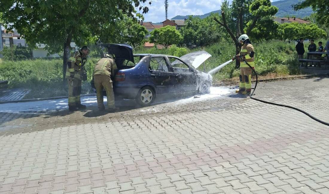 Bursa'nın İnegöl ilçesinde seyir halindeyken yangın çıkan otomobil kullanılamaz hale