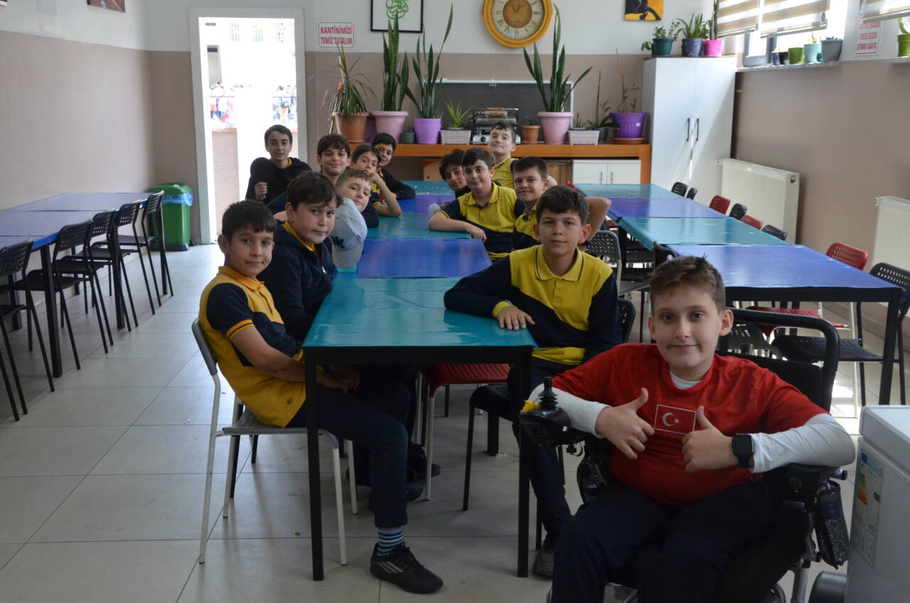 aa 20260603 41561866 41561861 ogretmenininsirtindatasidigiogrenciiyilesipfutbolcuolmakistiyor