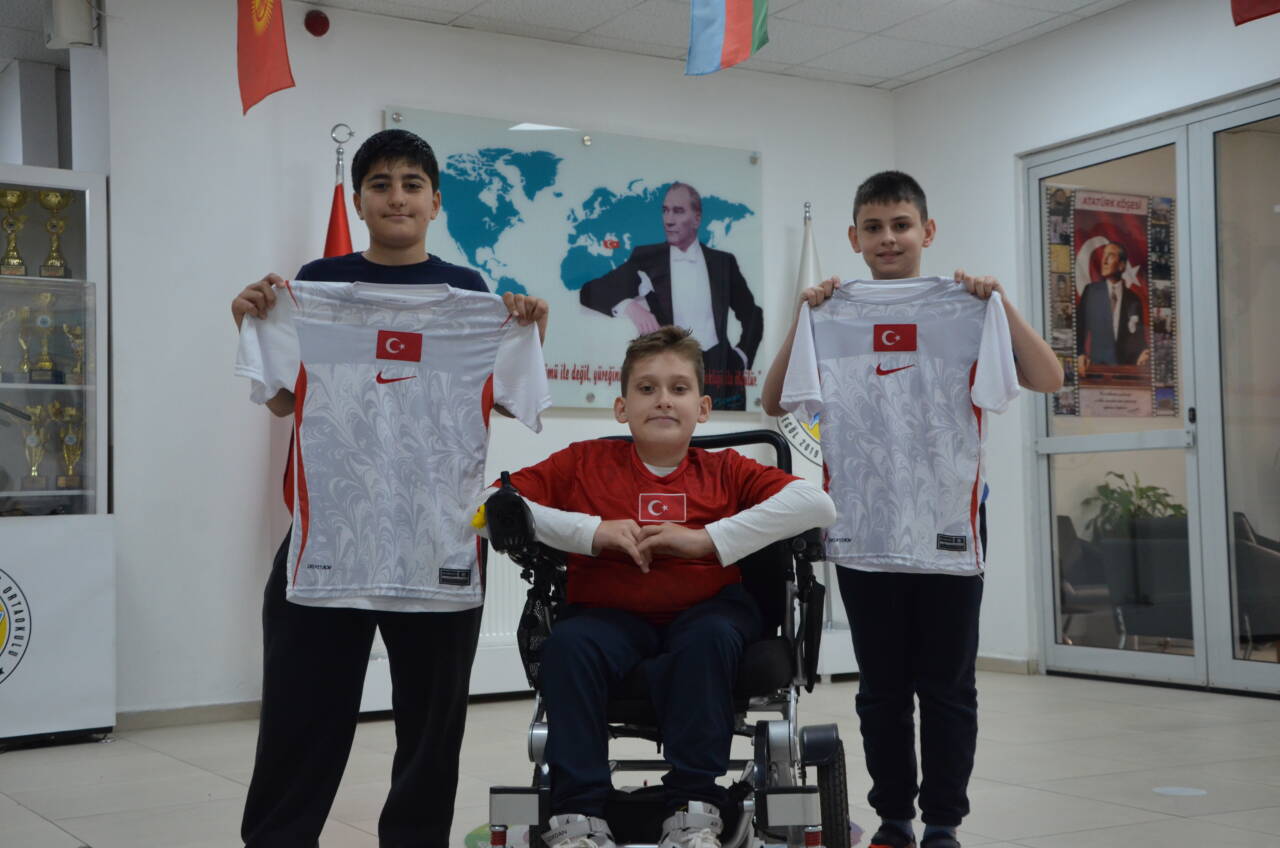 aa 20260603 41561866 41561862 ogretmenininsirtindatasidigiogrenciiyilesipfutbolcuolmakistiyor