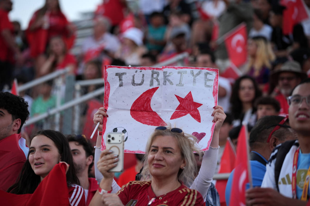 A Milli Takım'a Arizona'da ilgi büyük! Sıcaklık 40 derecenin üstünde 38 aa 20260609 41618483 41618477 amillifutboltakimiarizonadakiilkidmaninitaraftaresligindeyapti