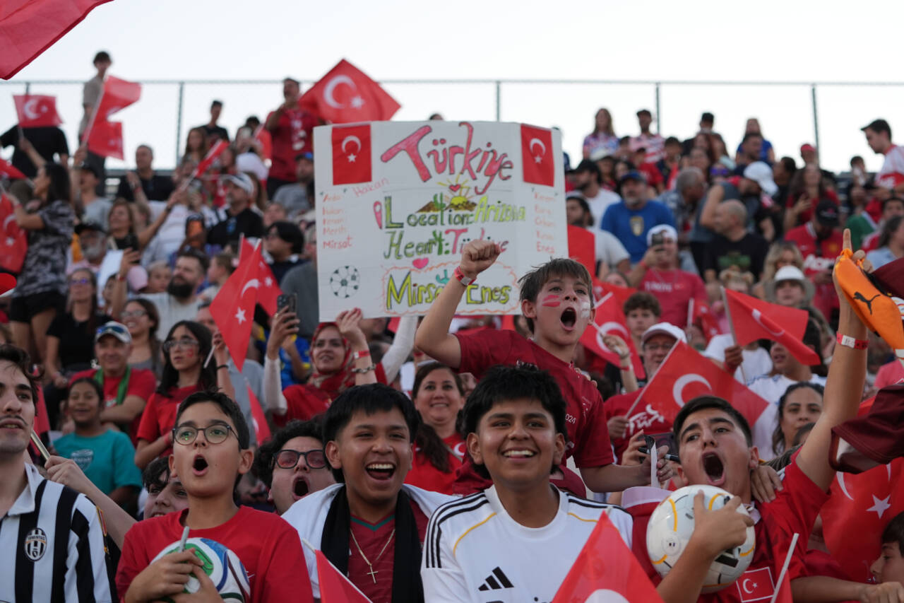 A Milli Takım'a Arizona'da ilgi büyük! Sıcaklık 40 derecenin üstünde 43 aa 20260609 41618483 41618482 amillifutboltakimiarizonadakiilkidmaninitaraftaresligindeyapti