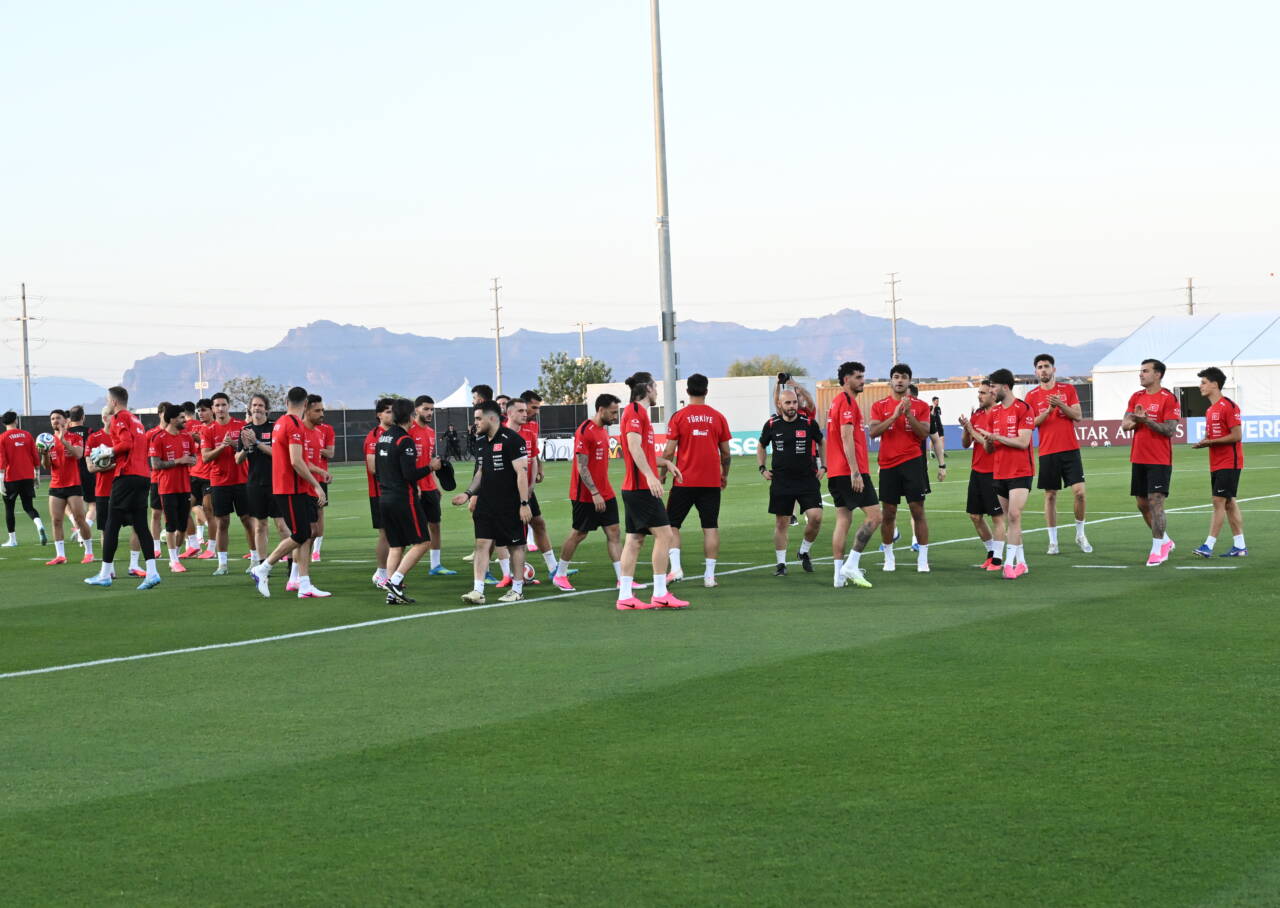A Milli Takım'a Arizona'da ilgi büyük! Sıcaklık 40 derecenin üstünde 8 aa 20260609 41618896 41618885 amillifutboltakimiarizonadakiilkidmaninitaraftaresligindeyapti